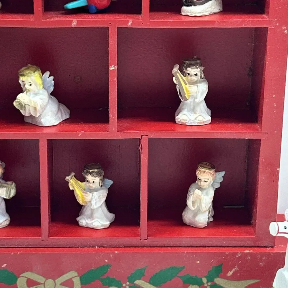 Vintage Enesco Santa Shadowbox Wall‎ Hanger With 20 Tiny Figurines